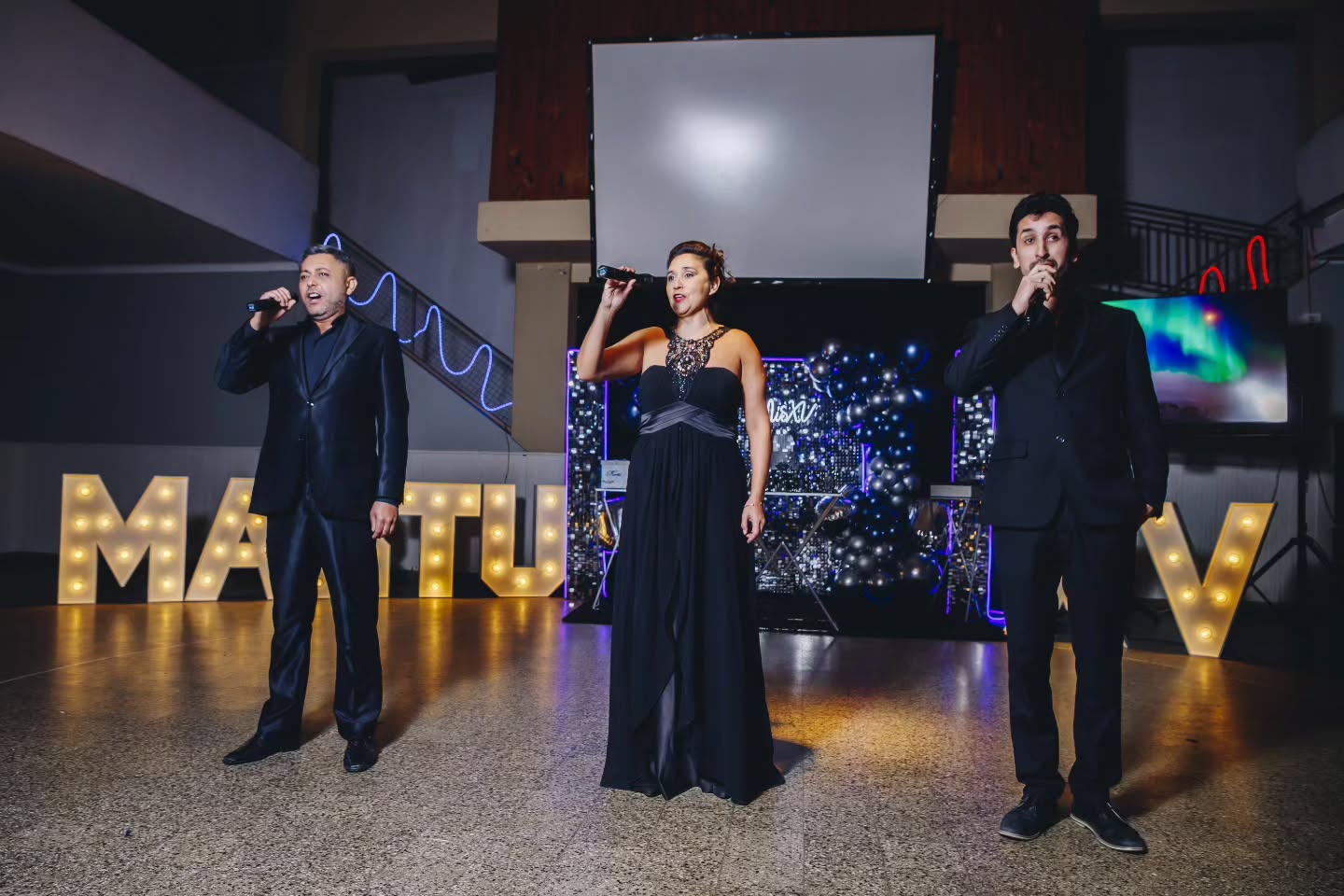 Tres integrantes de Ópera Libre cantando en un evento