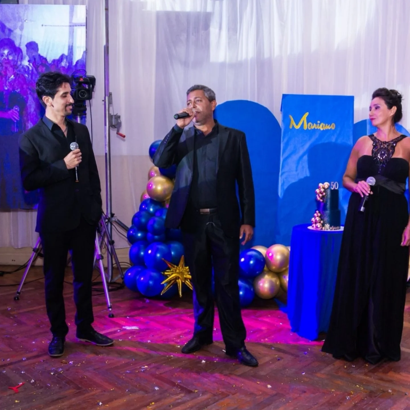 Elenco de Ópera Libre cantando en una celebración