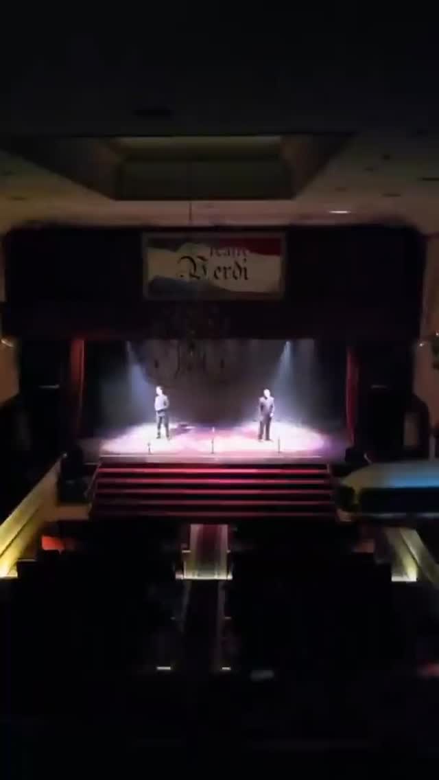 Ópera Libre actuando en el escenario de un teatro